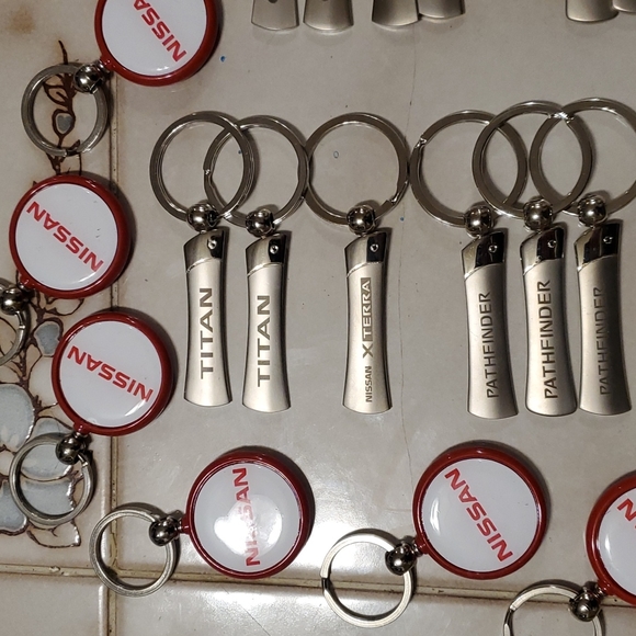 39 Nissan keyrings 370z pathfinder x terra titan maxima qwest - Picture 4 of 4